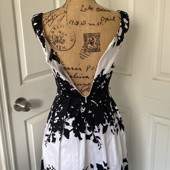 NWT WHBM Black and White Modern Floral Dress - Picture 4 of 9